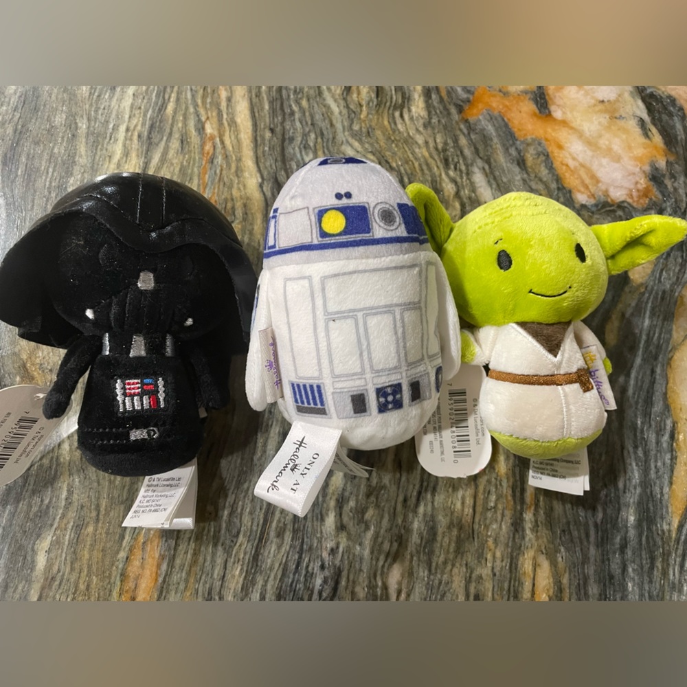 Hallmark itty bitties Star Wars trio, new w tags. Yoda, R2D2 and Darth Vader.